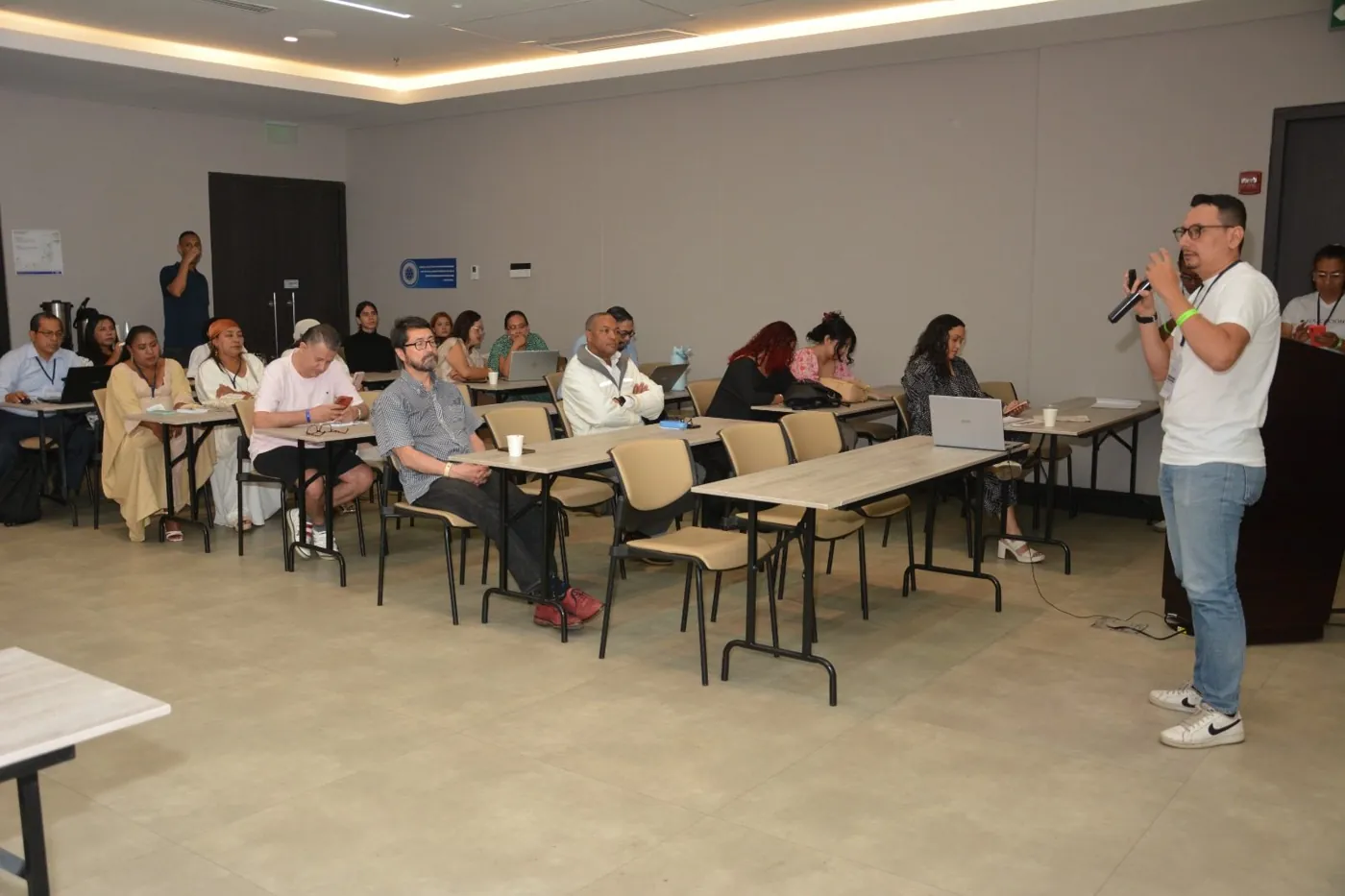 Ponencia durante el COLACI 2025 (foto 1)