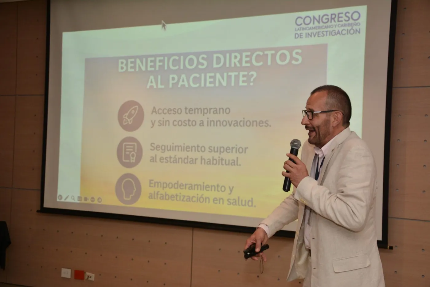 Ponencia durante el COLACI 2025 (foto 2)